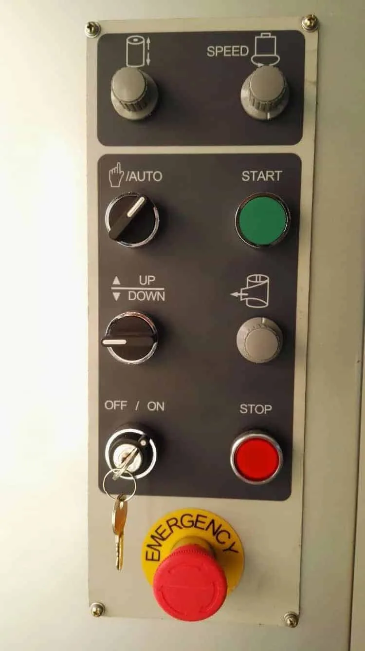 Bảng điều khiển máy quấn màng pallet ICD với nút START, STOP, AUTO/HAND, UP/DOWN, núm tốc độ và nút EMERGENCY