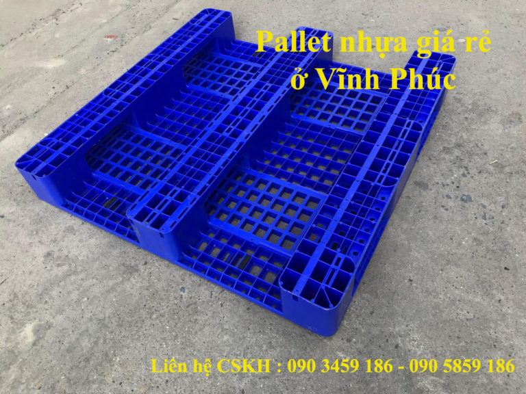 Pallet nhựa 3 đường chân màu xanh dương ICD Việt Nam đặt trên nền bê tông