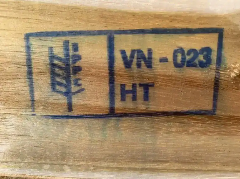 Dấu ISPM 15 trên pallet gỗ gồm biểu tượng IPPC, mã VN-023 và mã HT