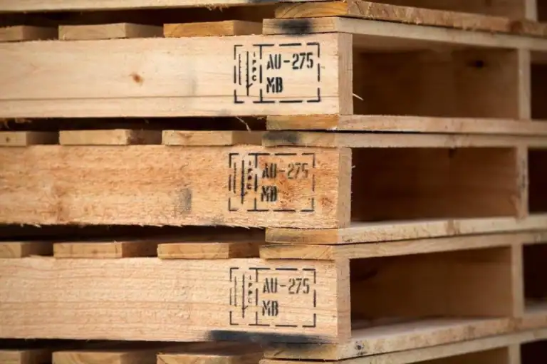 Các pallet gỗ xếp chồng mang dấu IPPC AU-275 MB, cho biết đã xông methyl bromide