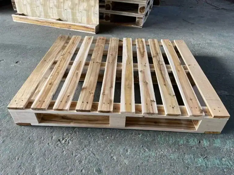 Pallet gỗ 4 hướng nâng xếp tại kho