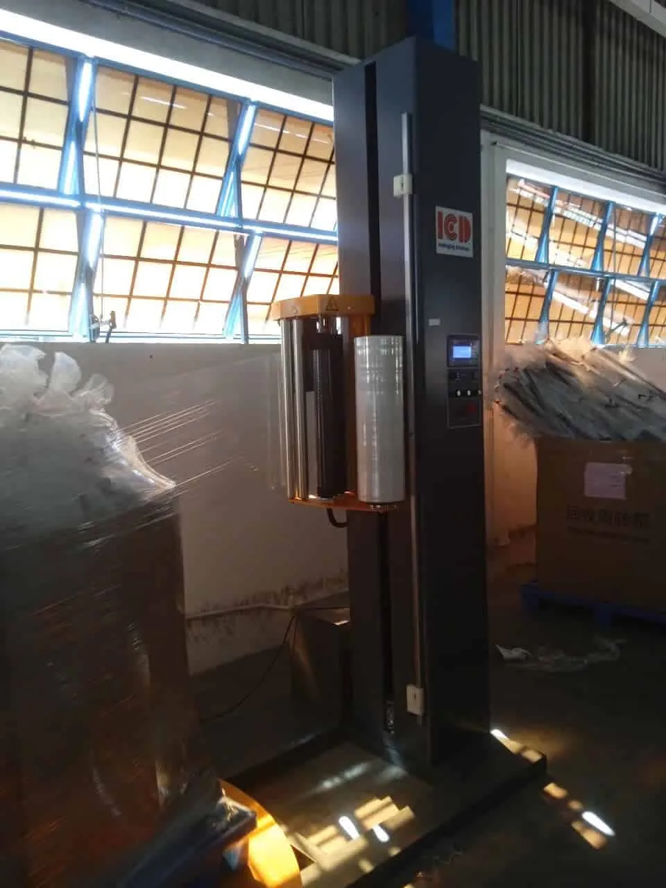 Film mast and film carriage of an ICD T1650F stretch wrapper at a customer's warehouse