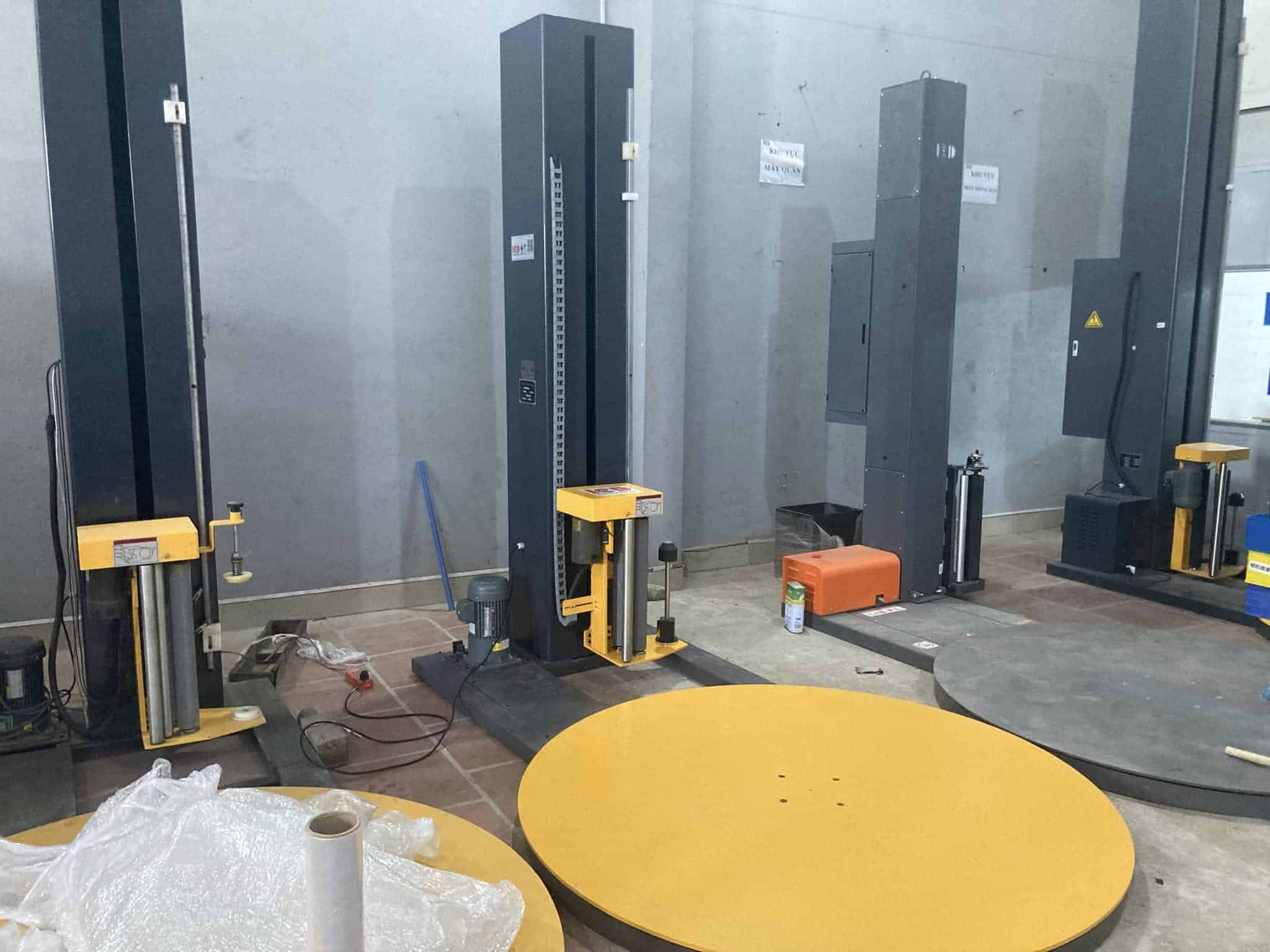 Thiết bị đóng gói ICD Việt Nam đang lắp đặt tại nhà xưởng khách hàng, mâm xoay màu vàng