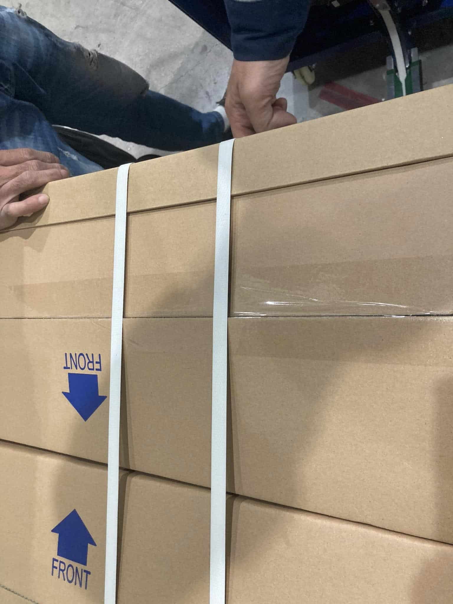 Dây đai nhựa trắng đóng quanh thùng carton xếp trên pallet