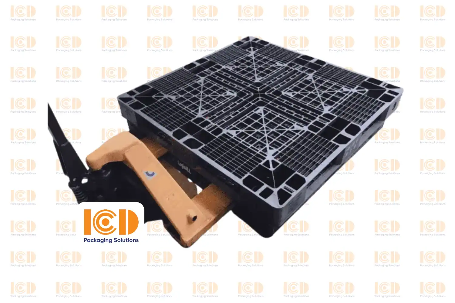 Pallet nhựa đen cũ mặt lưới đặt trên càng xe nâng tay
