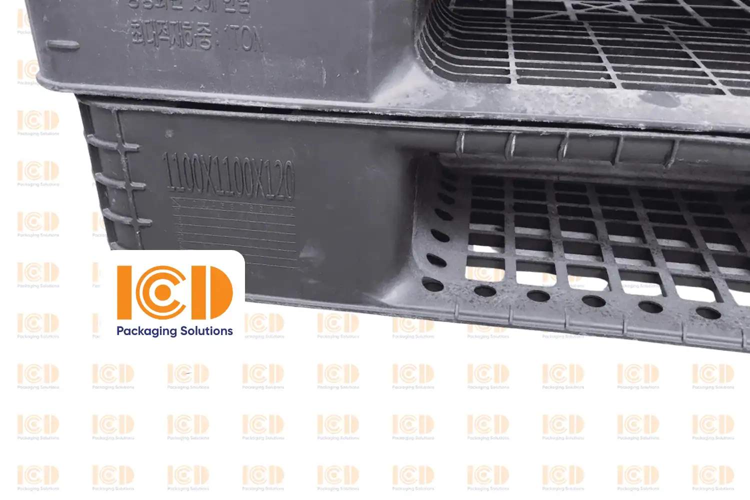 Cận cảnh hông pallet nhựa đen cũ 1100x1100x120 mm, ký hiệu kích thước và mức tải đúc nổi trên thân