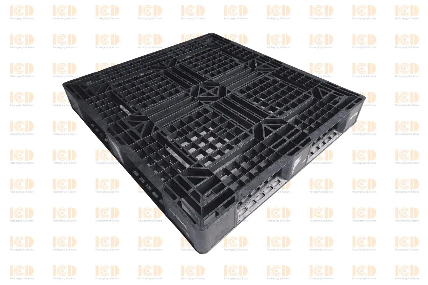 Pallet nhựa cũ màu đen cỡ 1.200 x 1.100 x 150 mm nhìn từ trên xuống