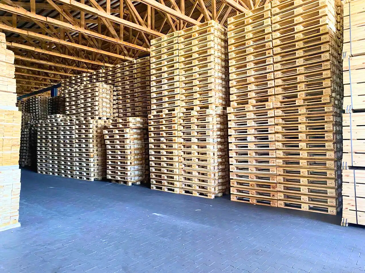 Kho xếp chồng pallet gỗ EPAL mới trước khi giao cho khách
