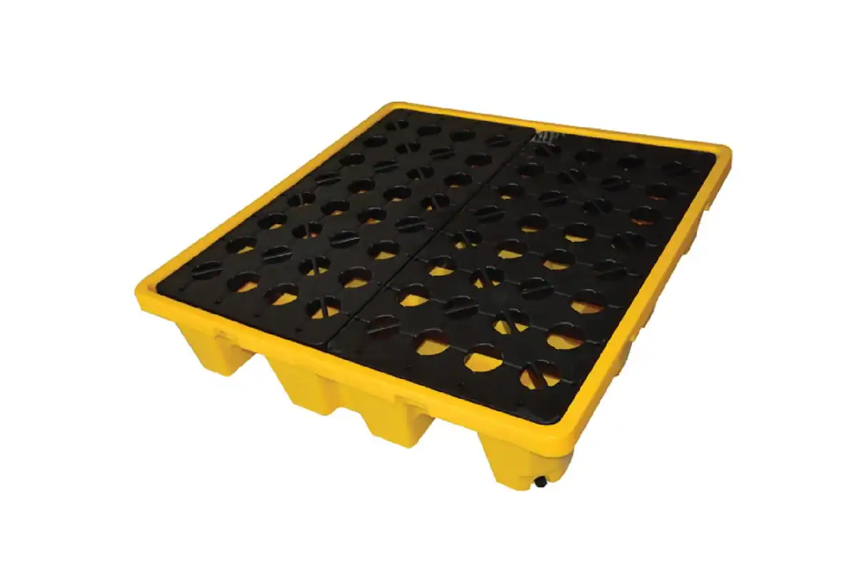 Pallet nhựa chống tràn màu vàng có mặt lưới đen chia hai tấm đặt trên bể chứa