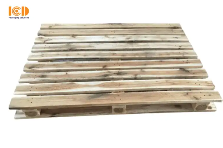 Pallet gỗ cao su một mặt, ván màu sáng, chân khối