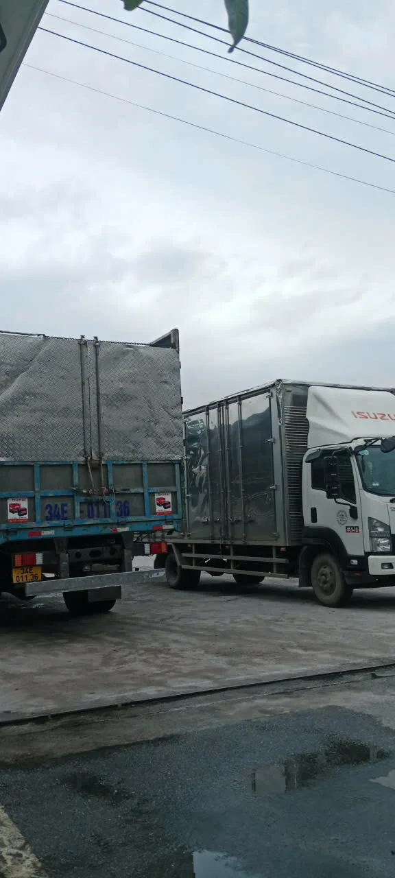 Xe tải ICD chở hàng giao pallet nhựa cũ tận nơi