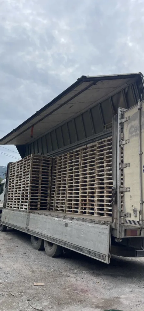 Xe tải chở pallet gỗ xếp chồng