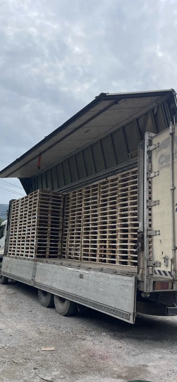 Xe tải ICD chở đầy pallet xếp chồng nhiều lớp giao khách hàng