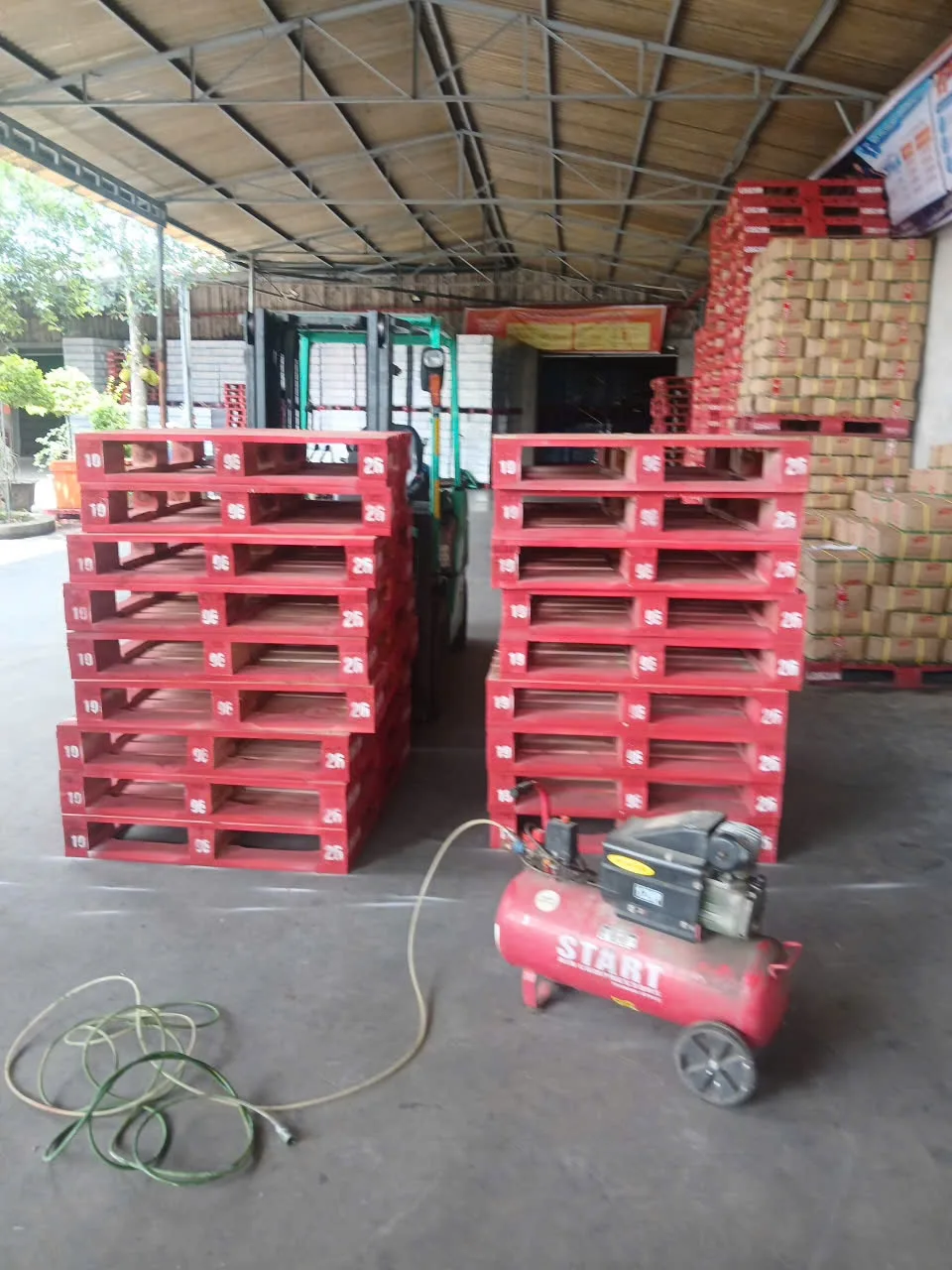 Pallet ICD xếp thành từng chồng ngay tại kho trước khi giao