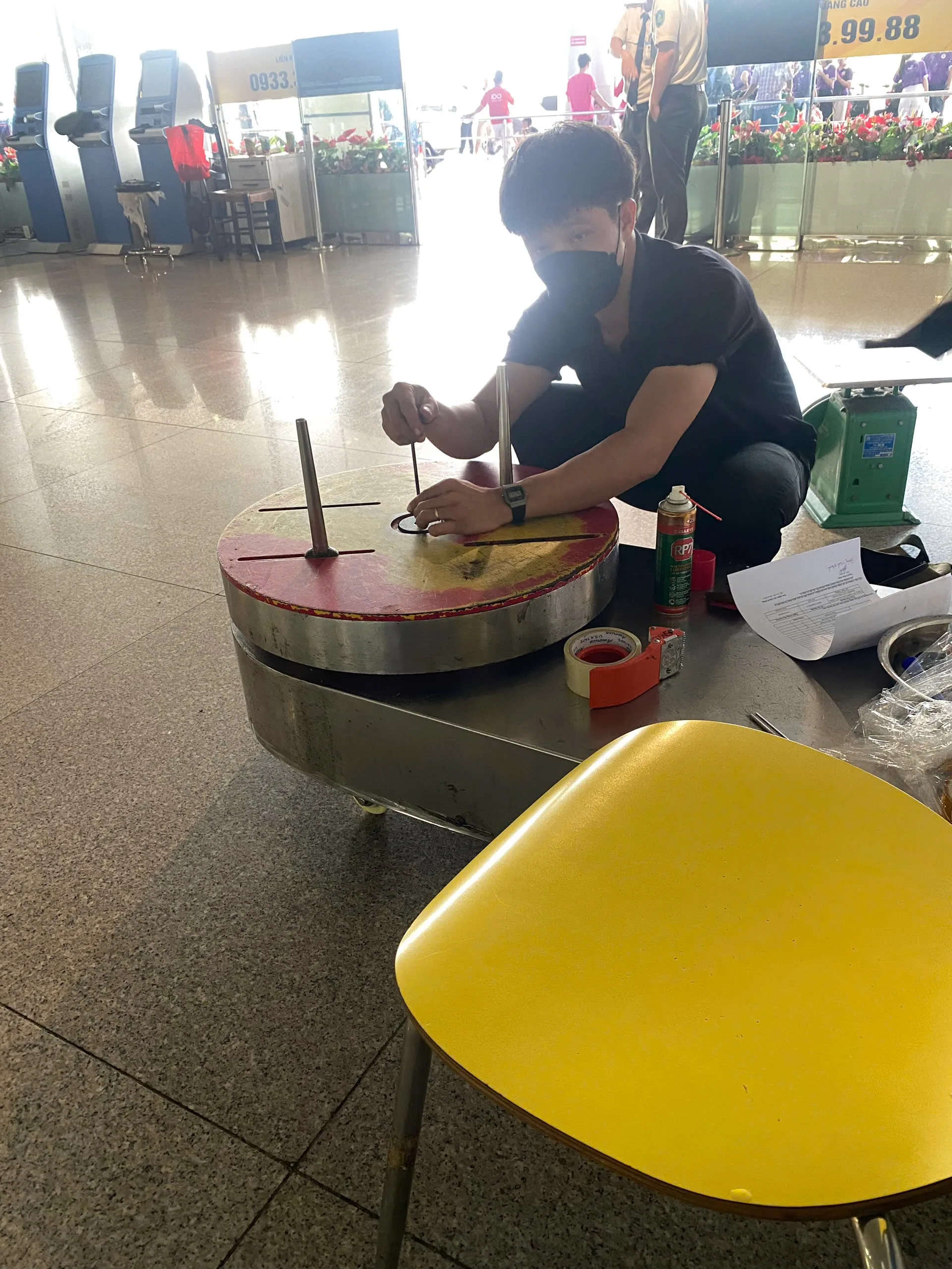 Kỹ thuật viên ICD kiểm tra thiết bị đóng gói tại hiện trường