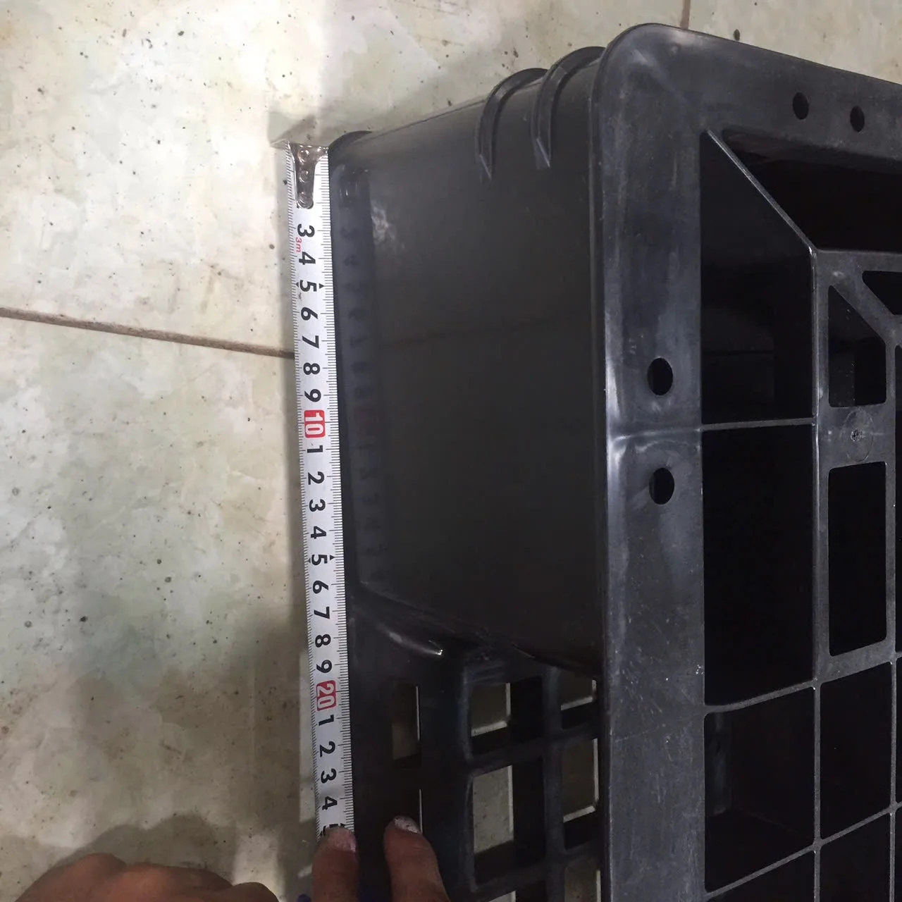 Đo độ dày đáy pallet nhựa cũ bằng thước trước khi xuất bán