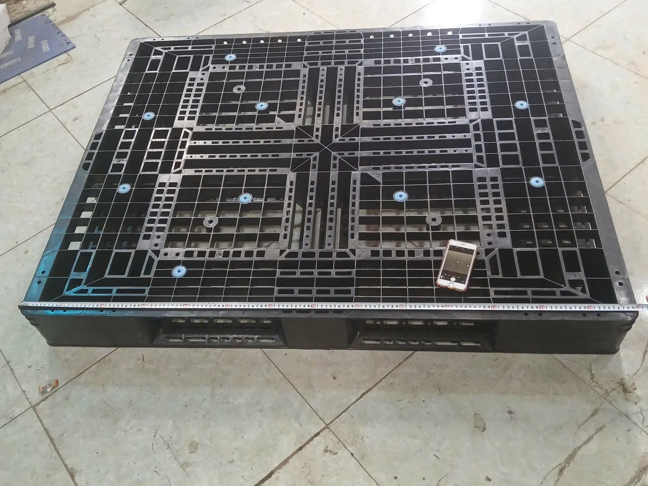 Kiểm tra kích thước thực tế pallet nhựa cũ trước khi giao cho khách tại Hà Nội