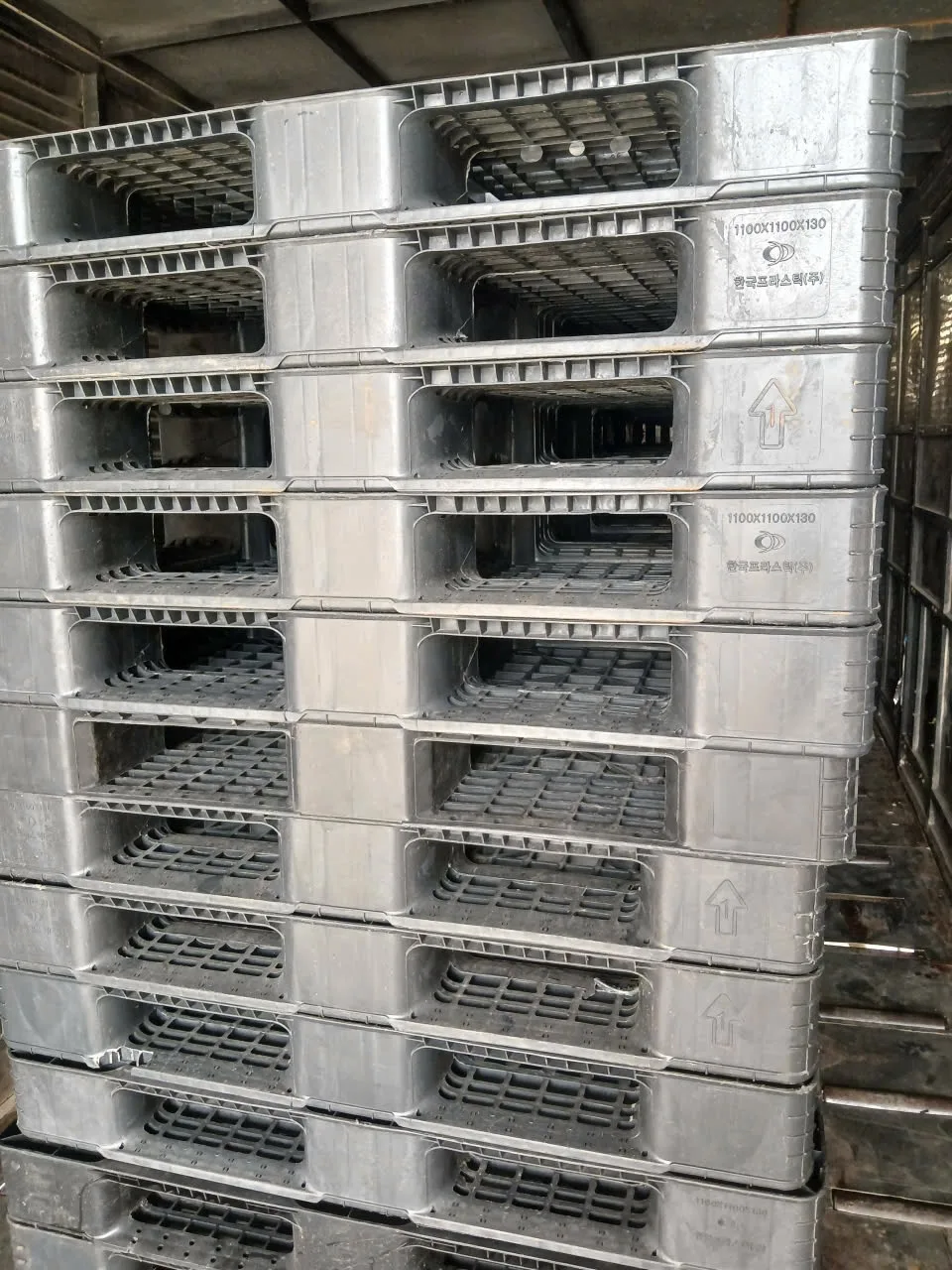 Cận cảnh ký hiệu kích thước trên pallet nhựa xám