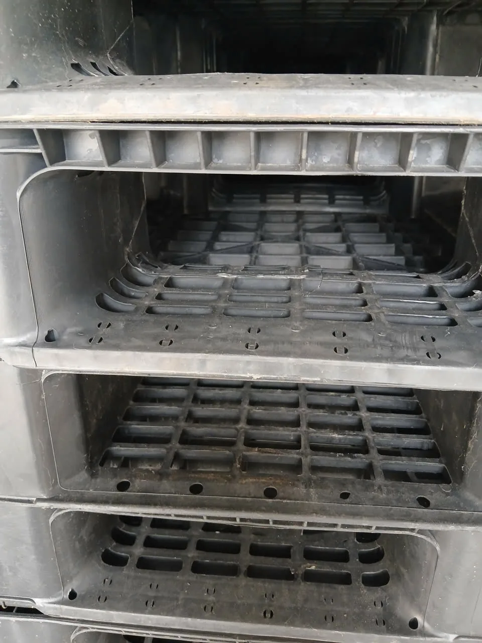 Pallet nhựa cũ ICD xếp chồng chờ vận chuyển