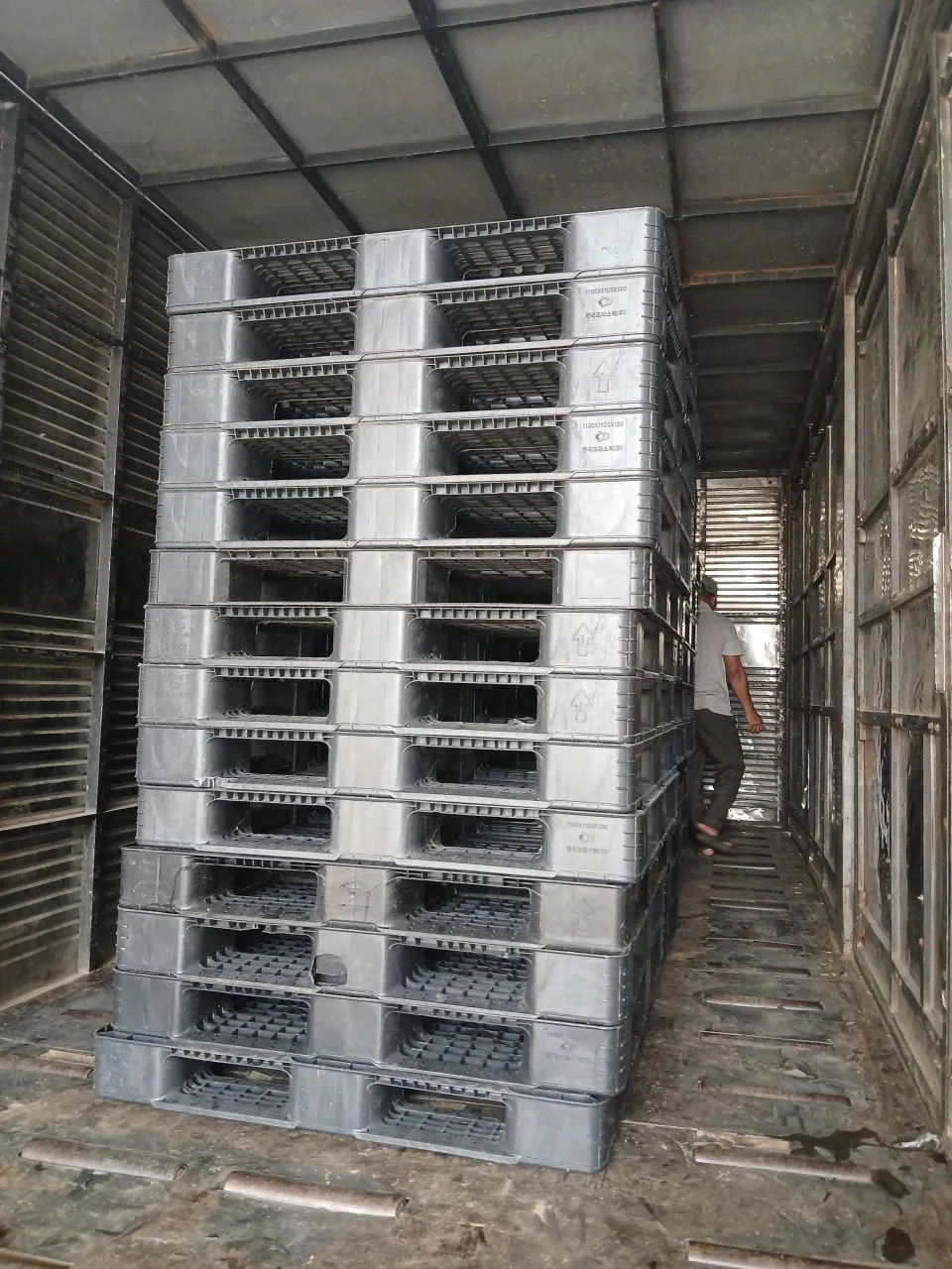 Pallet nhựa cũ ICD xếp đầy thùng container chờ giao khách hàng