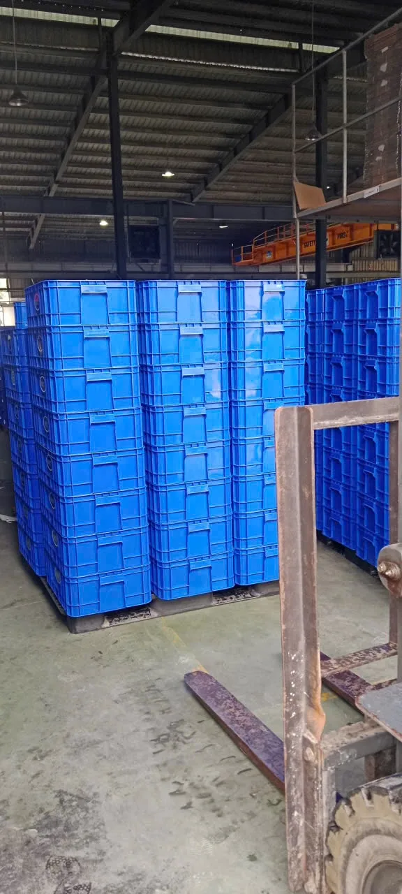 Thùng nhựa ICD xếp trên pallet trong kho, xe nâng hỗ trợ bốc dỡ