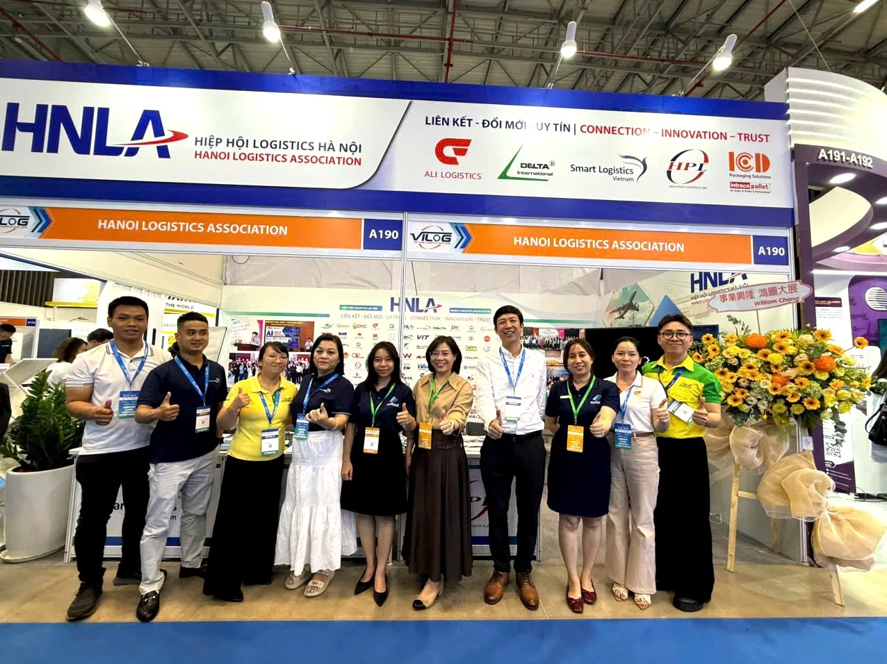 Đội ngũ ICD Việt Nam cùng các đối tác chụp ảnh khai trương gian hàng tại VILOG 2026