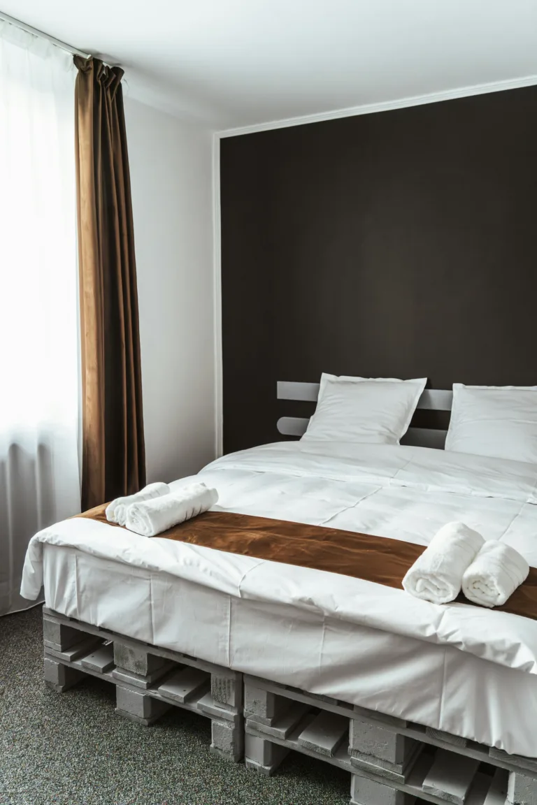Giường thấp kê trên pallet trong phòng ngủ
