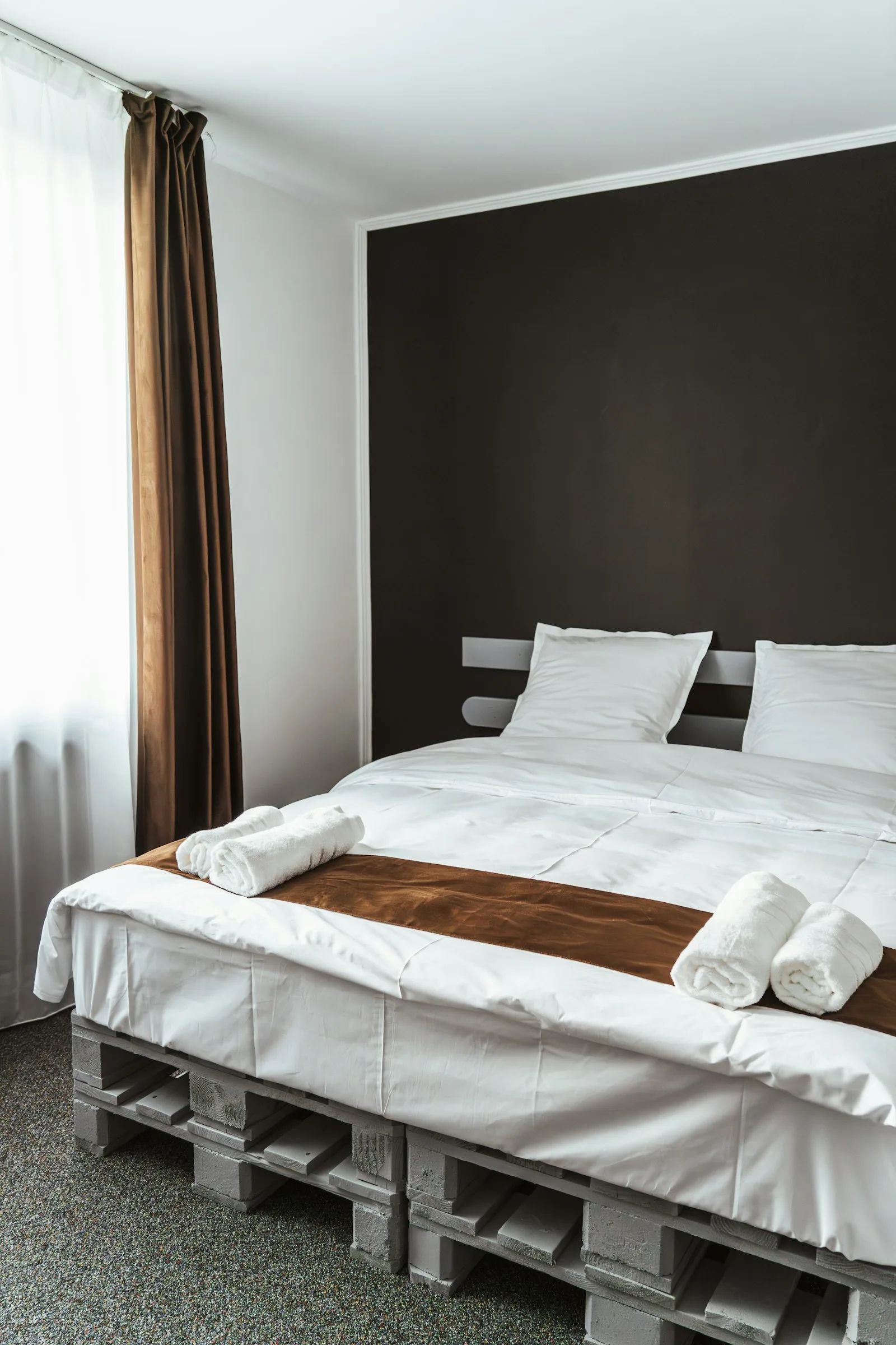 Giường pallet thấp kiểu tối giản trong phòng ngủ, ga xám trung tính