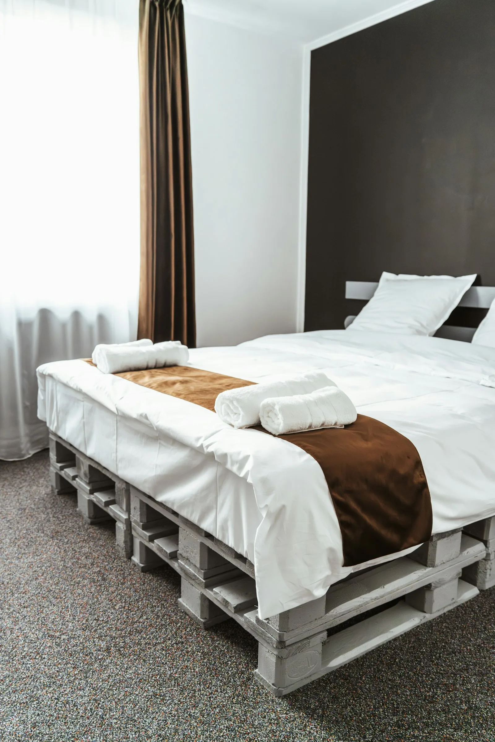 Giường pallet gỗ lộ rõ cấu trúc nan đế, thấy khoảng trống có thể tận dụng làm hộc chứa đồ