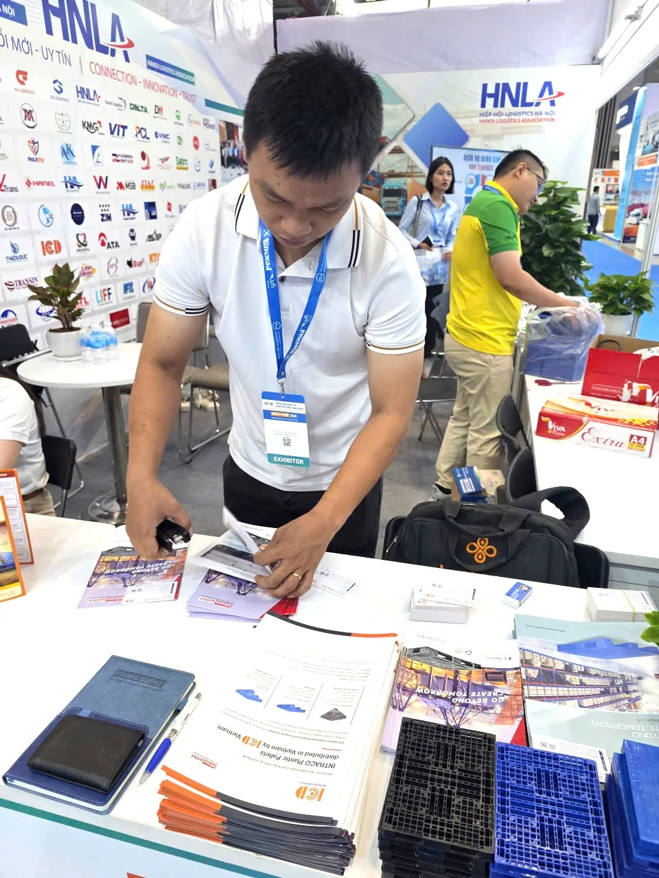 Nhân viên ICD Việt Nam chuẩn bị tài liệu catalogue tại gian hàng VILOG 2026