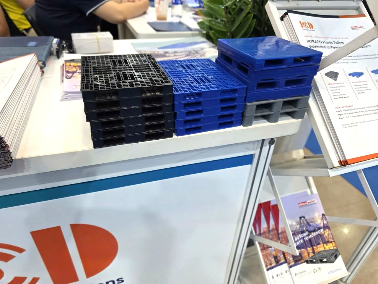 Bộ sưu tập pallet nhựa Intraco X-Series, H-Series, S-Series trưng bày tại VILOG 2026
