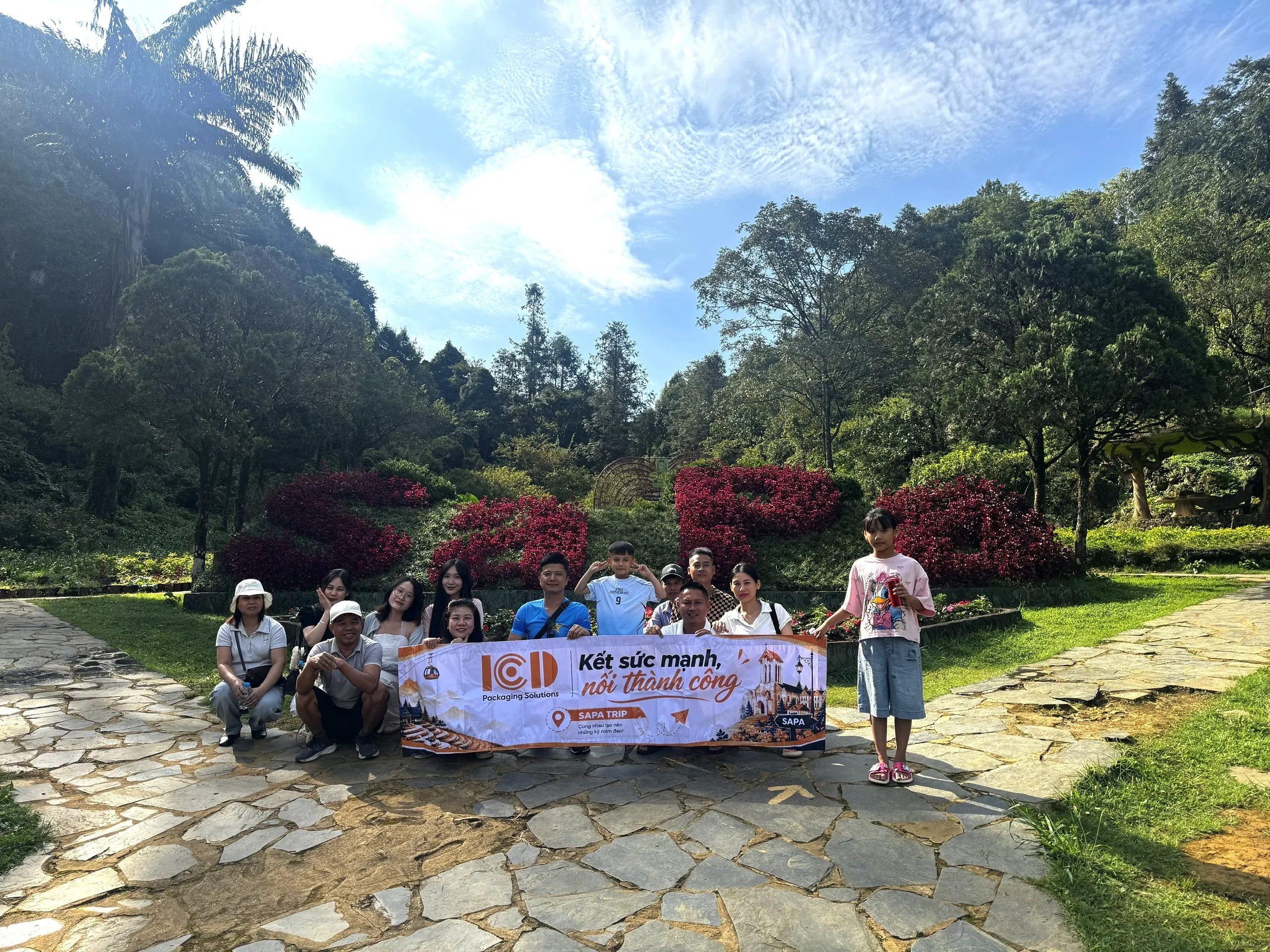 Tập thể ICD Việt Nam với banner SAPA TRIP - Kết sức mạnh, nối thành công