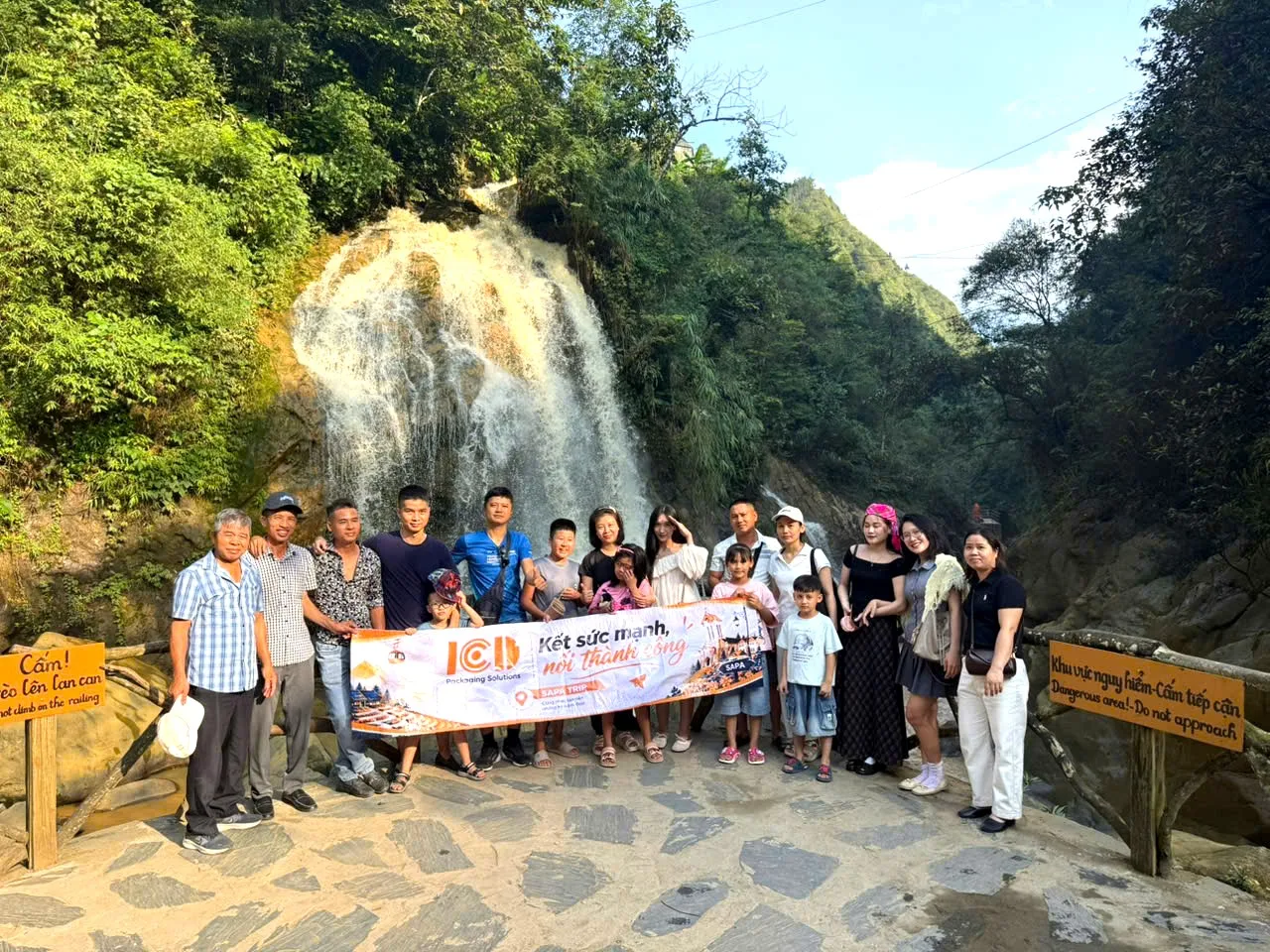 Đội ngũ ICD Việt Nam check-in tại thác nước Sapa