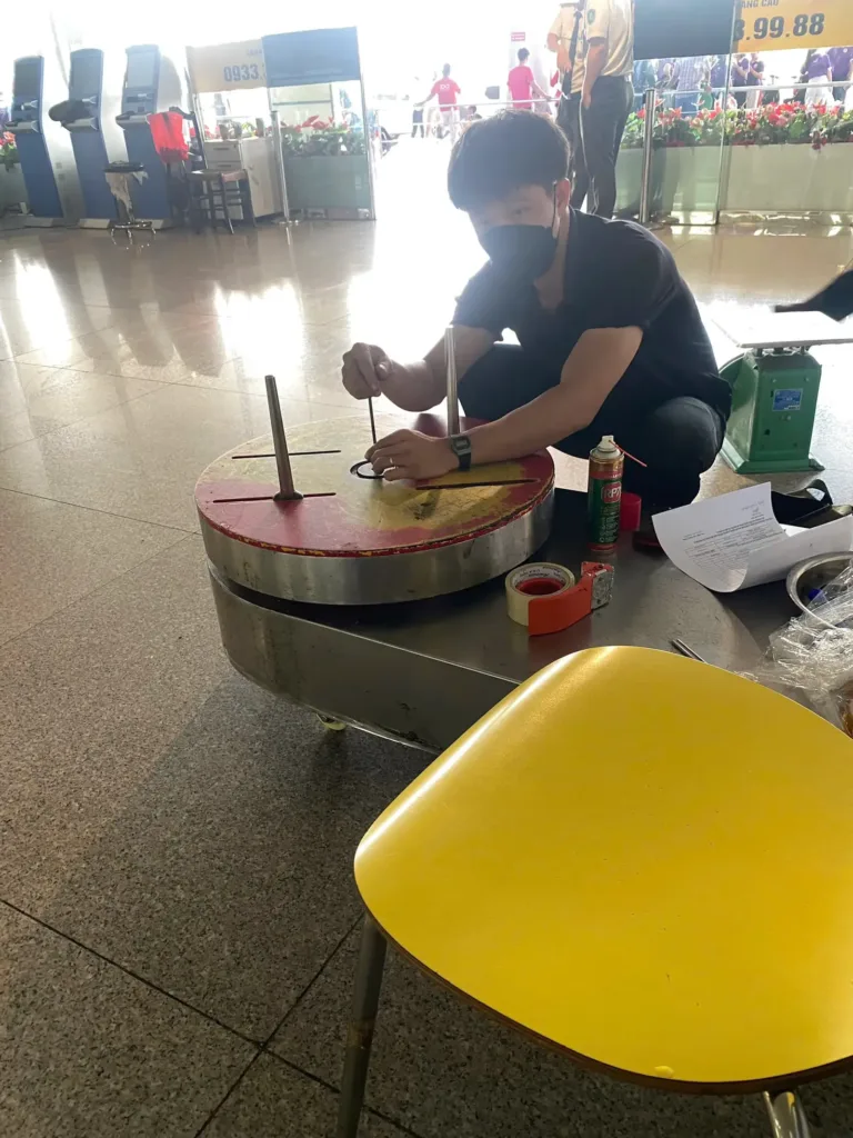 Kỹ thuật viên ICD Việt Nam kiểm tra bộ phận mâm xoay của máy quấn màng tại hiện trường