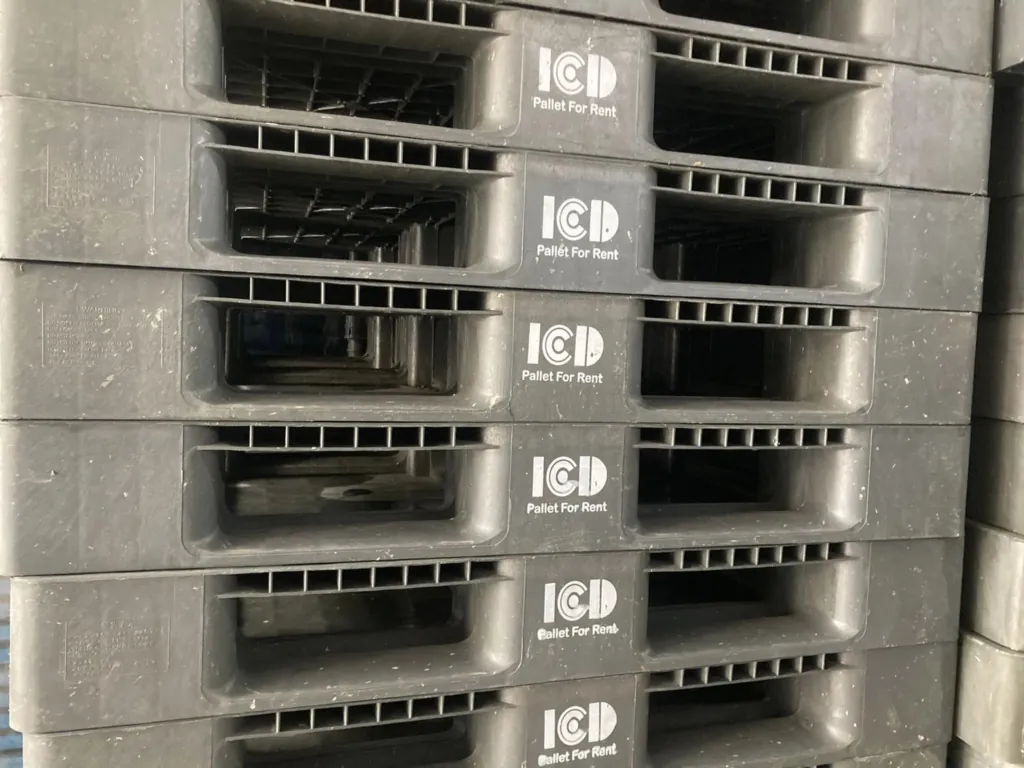Cận cảnh chồng pallet nhựa đen in logo ICD Pallet For Rent