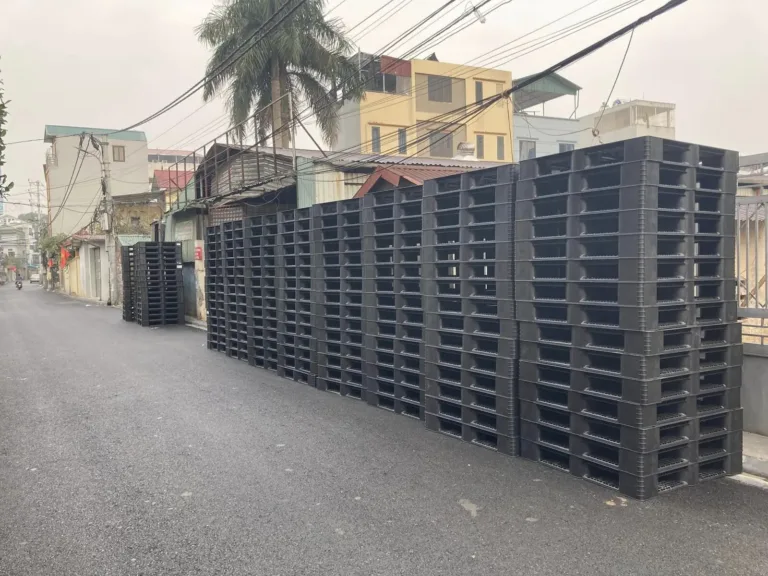 Lô pallet nhựa đen ICD Việt Nam xếp chồng chờ giao cho khách hàng