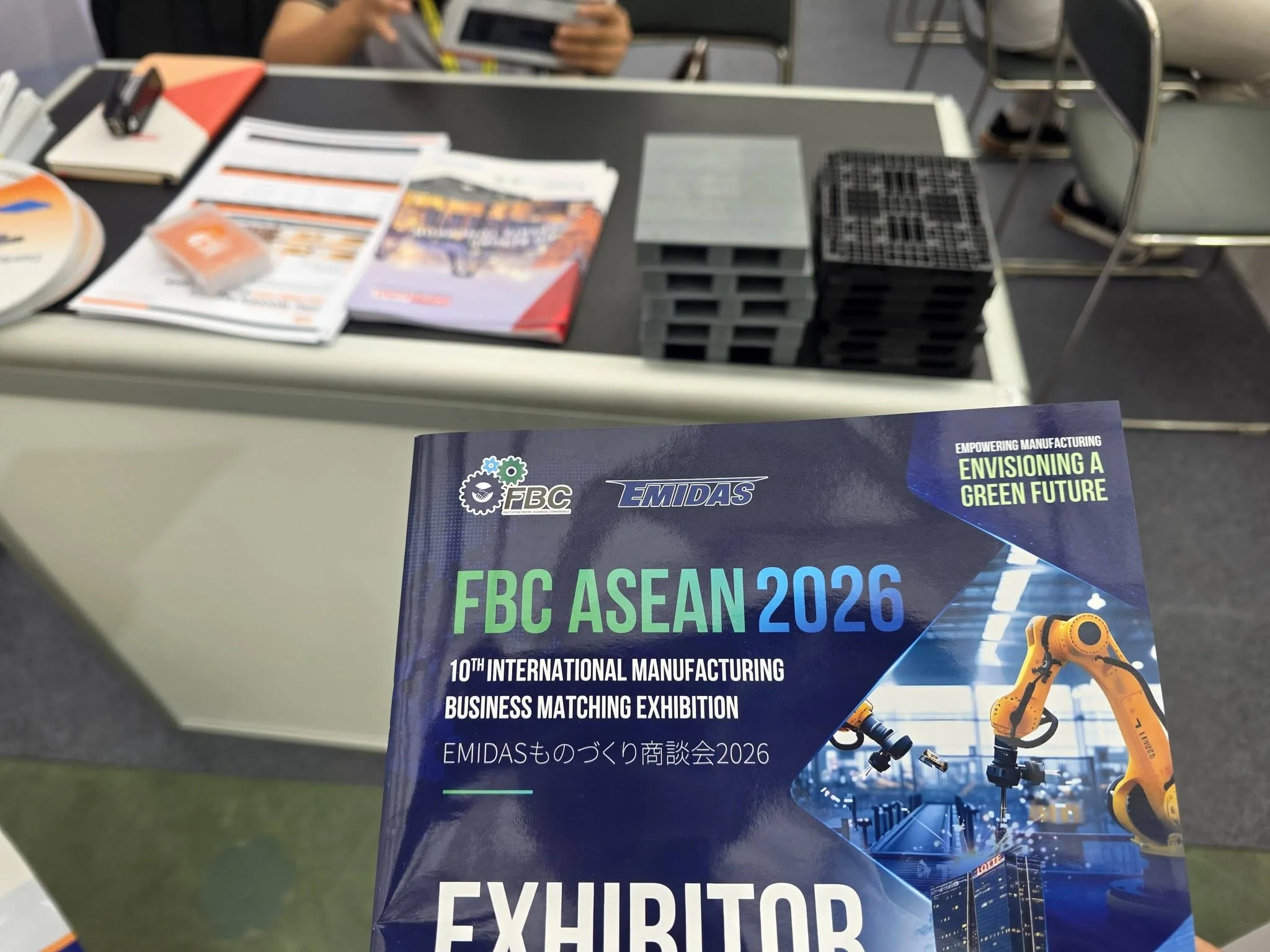 Mẫu pallet nhựa mini và tài liệu giới thiệu tại gian hàng ICD Việt Nam, FBC ASEAN 2026