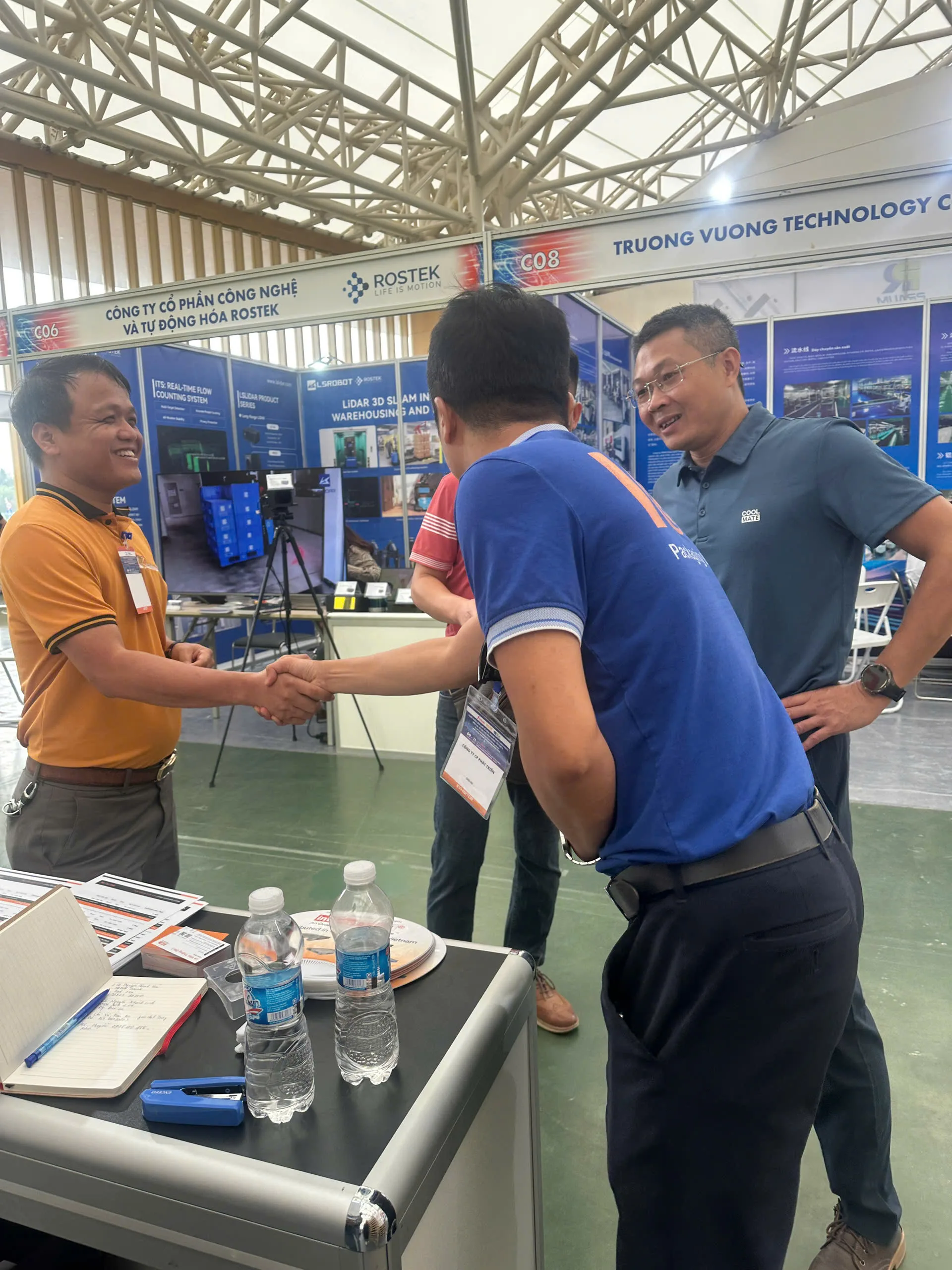 Đại diện ICD Việt Nam bắt tay đối tác tại quầy gian D05-D06, VIIF 2026 ngày 10/9