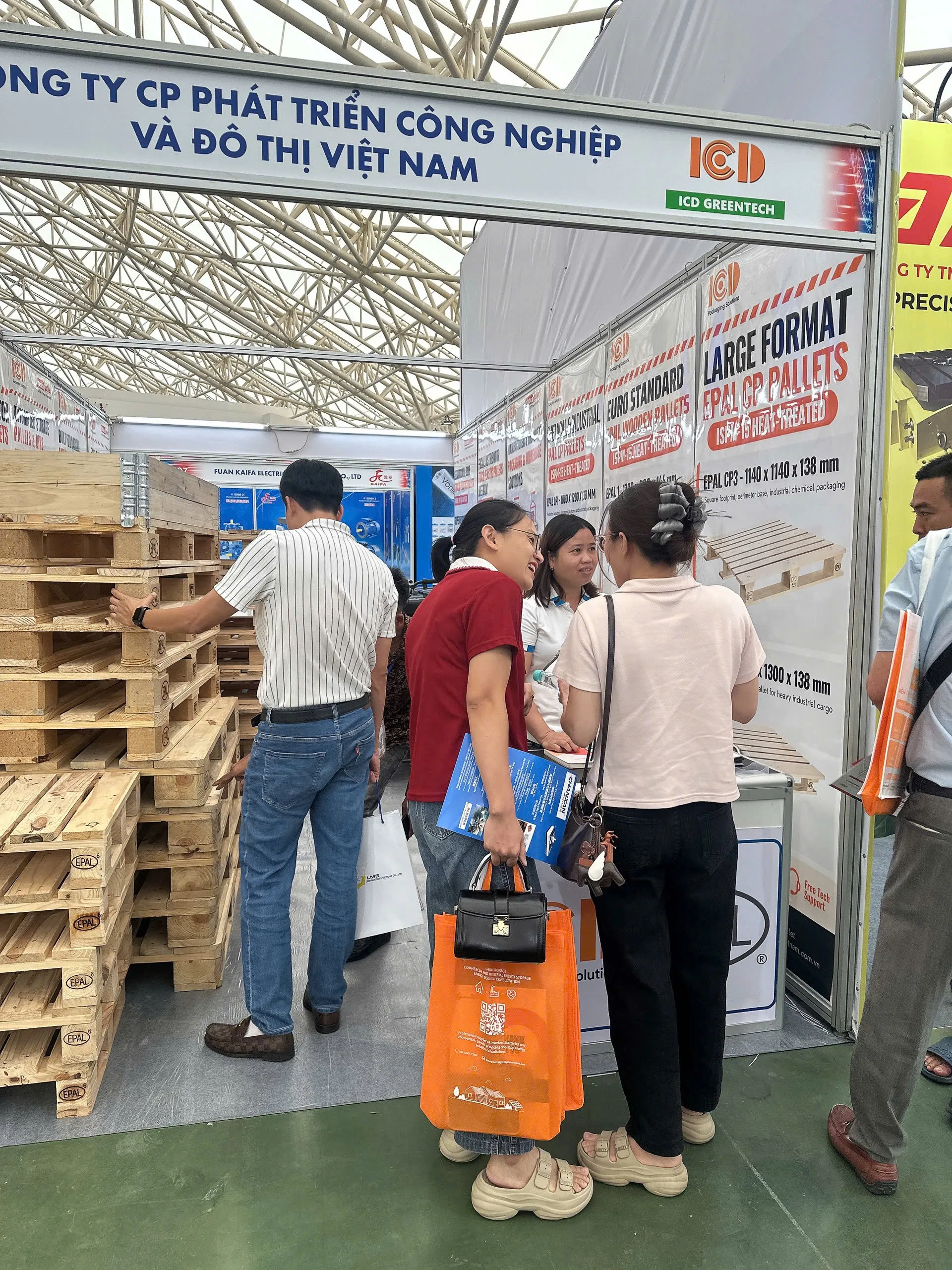 Khách tham quan trao đổi với đội ngũ ICD Việt Nam bên khối pallet gỗ EPAL tại gian D05-D06, VIIF 2026 ngày 10/9