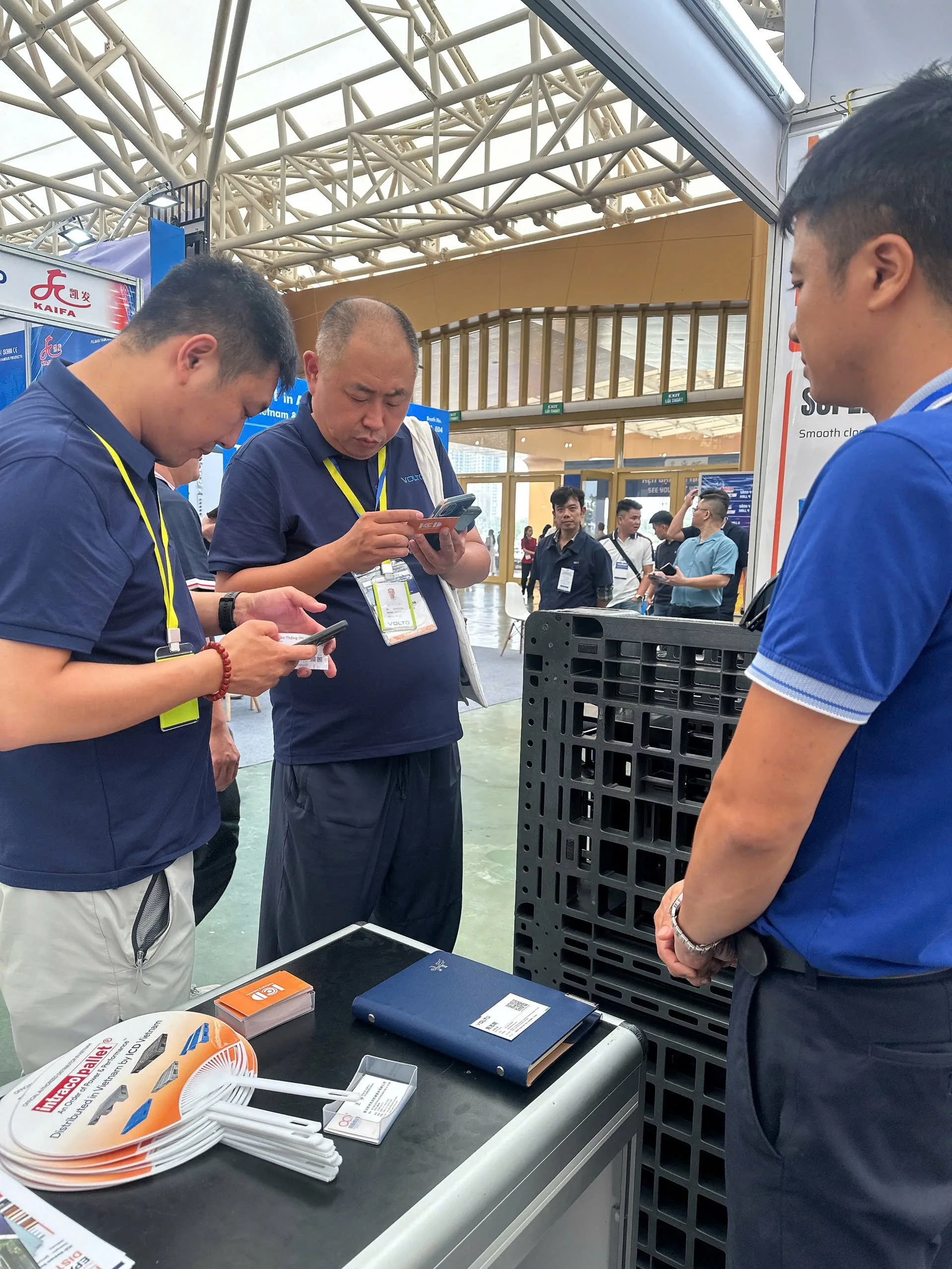 Khách tham quan xem mẫu pallet nhựa INTRACO tại gian ICD Việt Nam D05-D06, VIIF 2026 ngày 10/9