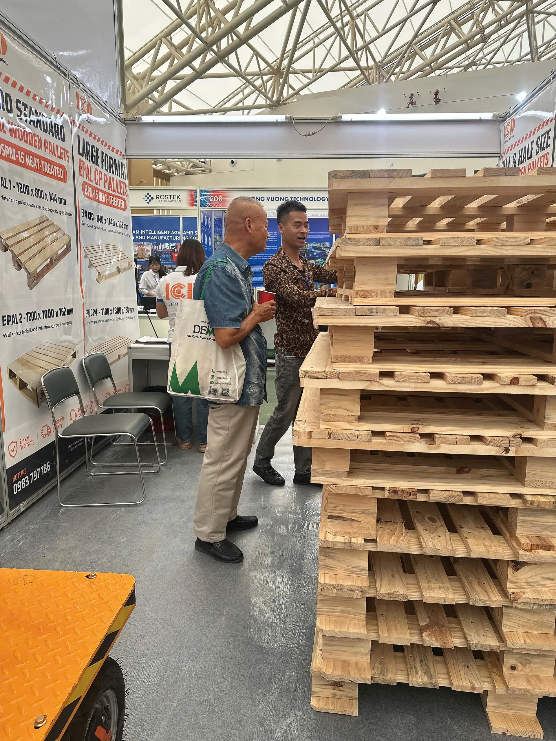 Khách trao đổi với đội ngũ ICD Việt Nam bên khối pallet gỗ EPAL tại gian D05-D06, VIIF 2026