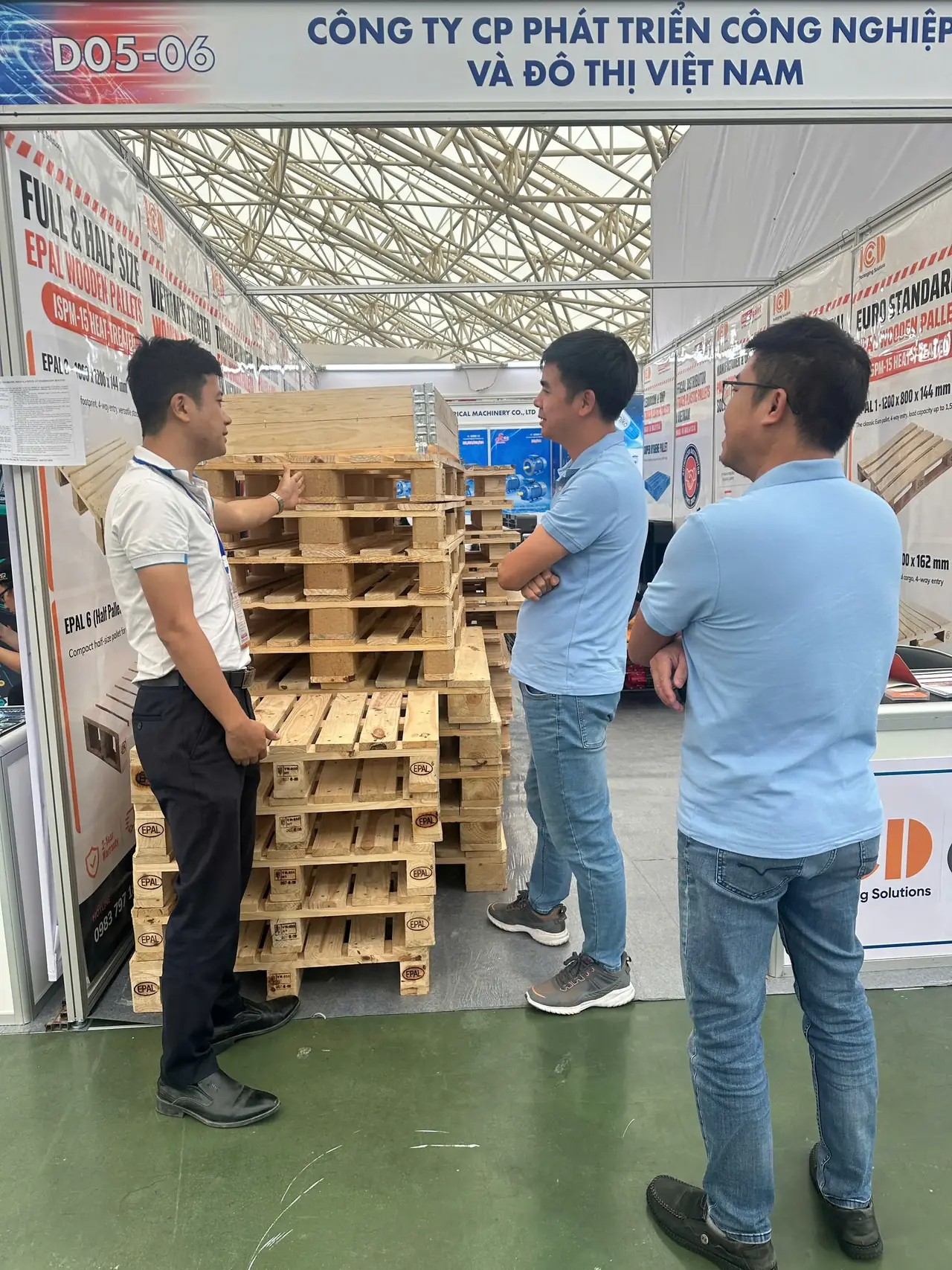 Nhân viên ICD Việt Nam tư vấn pallet gỗ cho khách tại gian hàng triển lãm