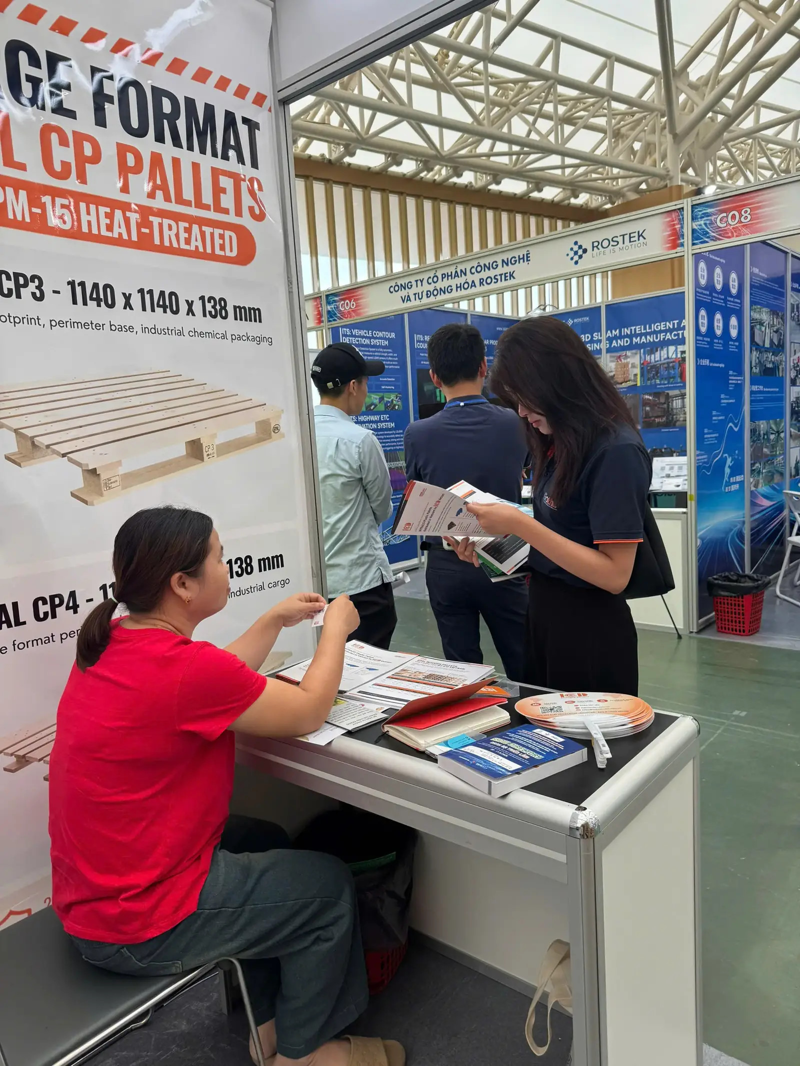 Đội ngũ ICD Việt Nam tư vấn khách tại quầy gian D05-D06, ngày cuối VIIF 2026
