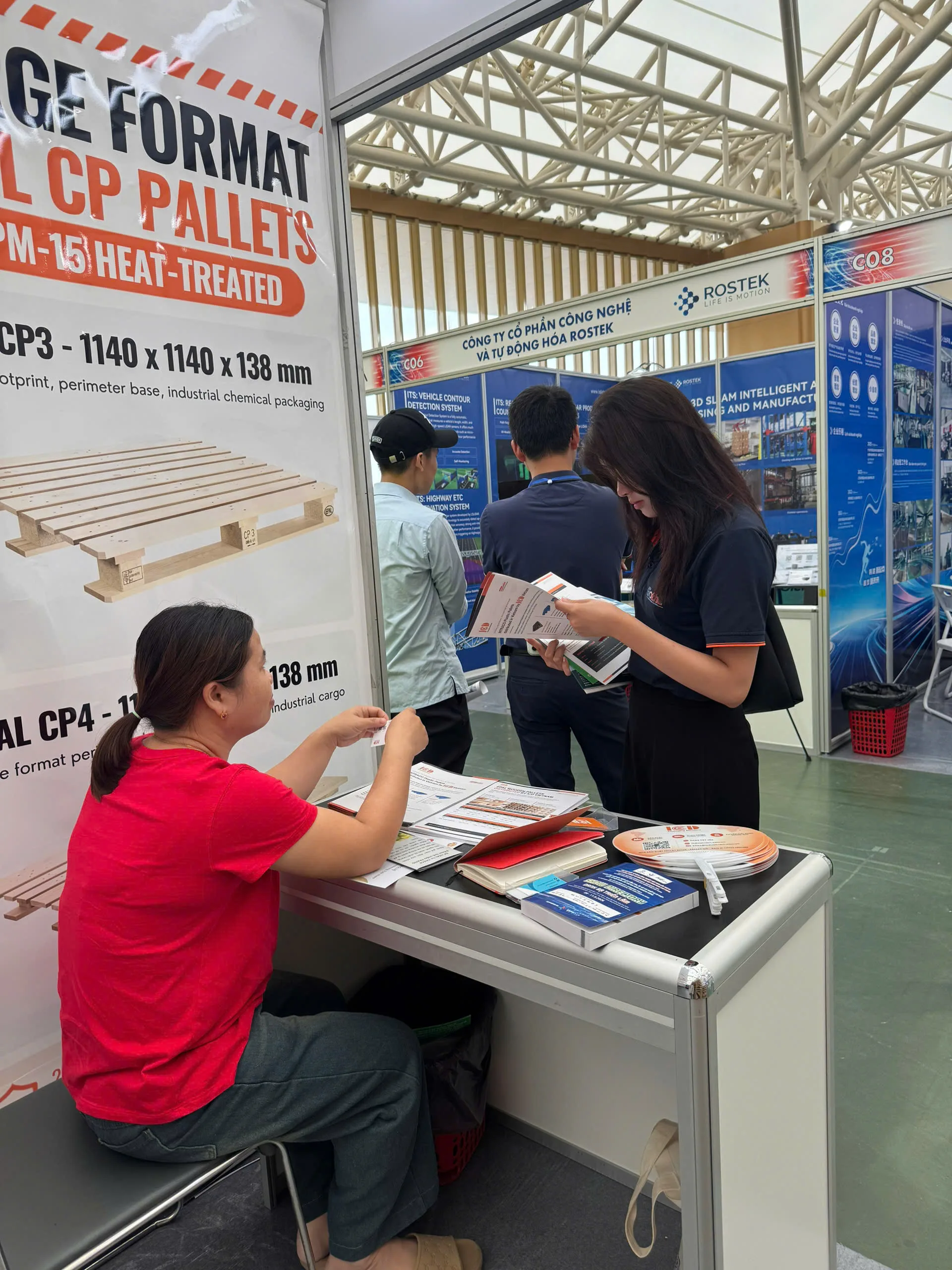 Đội ngũ ICD Việt Nam tư vấn khách tại quầy gian D05-D06, ngày cuối VIIF 2026