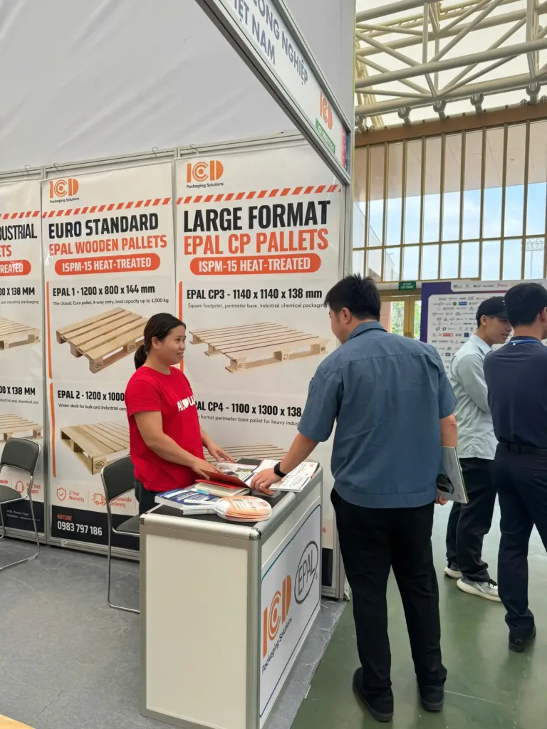 Nhân viên ICD Việt Nam tư vấn pallet gỗ cho khách tại triển lãm VIIF 2026