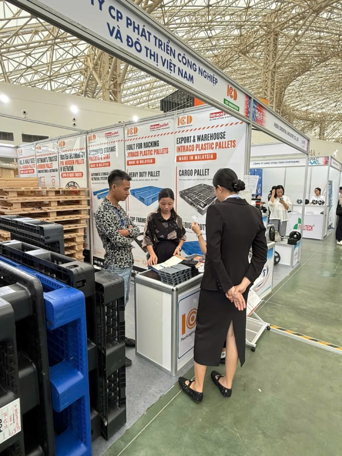 Nhân viên ICD Việt Nam tư vấn khách về pallet nhựa INTRACO tại VIIF 2026