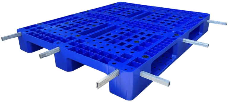 Pallet nhựa liền khối 10LK-1 với các thanh lõi thép luồn dọc thân pallet