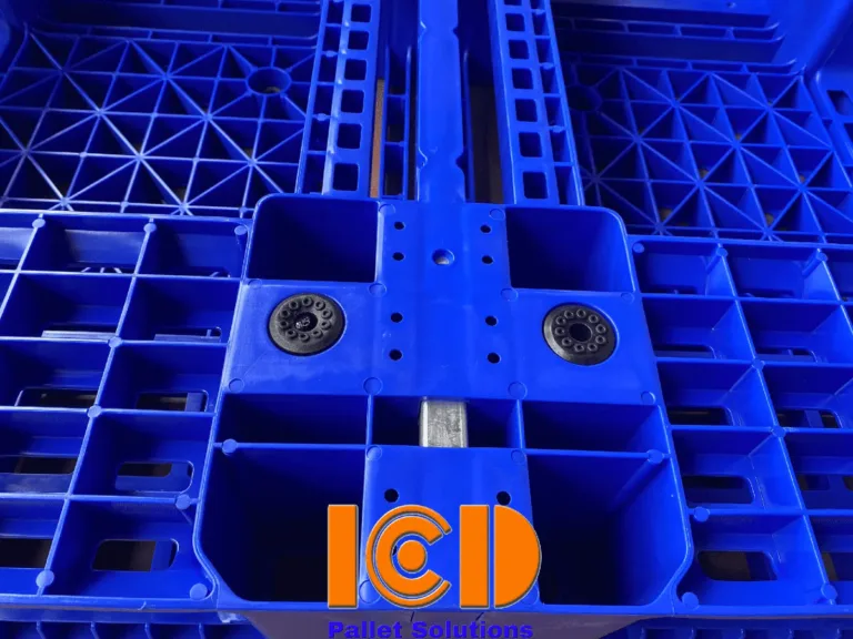 Cận cảnh thanh lõi thép lộ ra ở chân pallet nhựa ICD PL12 màu xanh dương