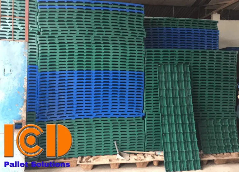 Tấm pallet nhựa lót sàn màu xanh lá và xanh dương xếp chồng trong kho ICD Việt Nam