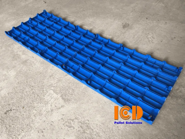Tấm pallet nhựa lót sàn mặt nan màu xanh dương đặt trên nền xi măng